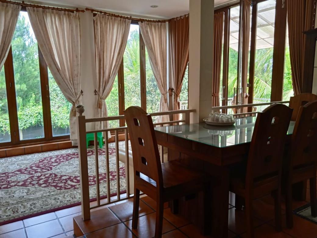 Villa Gathering Yuni Syahla Citaringgul ภายนอก รูปภาพ
